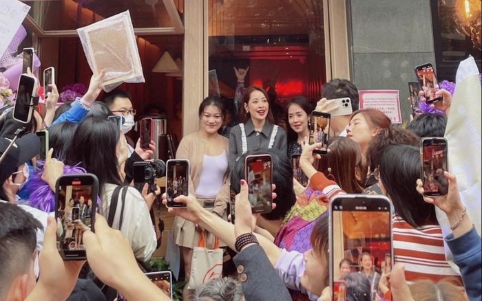 Xôn xao hình ảnh fan vây kín, xếp hàng dài trước quán phở của Chi Pu ở xứ Trung