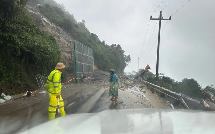 Sạt lở ở đèo Hải Vân do mưa lớn