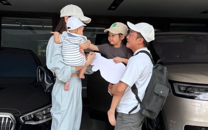 Vợ chồng Cường Đô La vi vu cùng 2 con, góc sống ảo 'đầy mùi tiền' giật spotlight