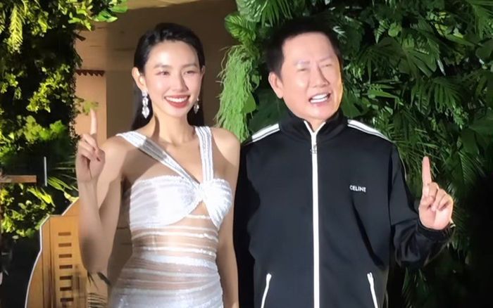 Thuỳ Tiên cười tươi rói khi chụp hình với ông Nawat, xoá tin đồn rạn nứt