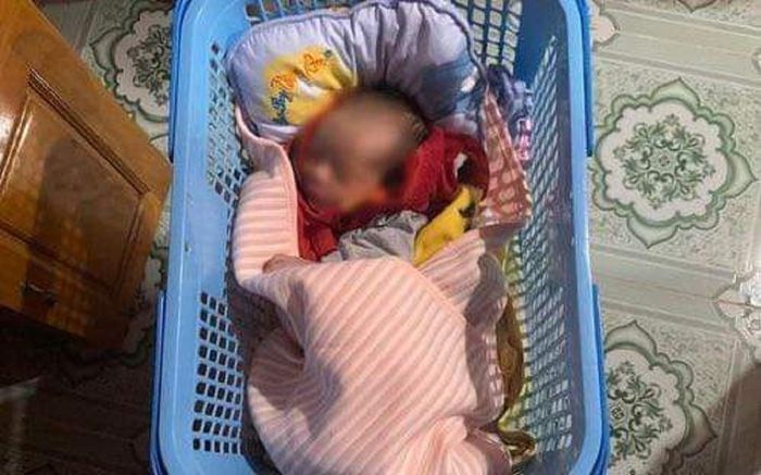 Một em bé sơ sinh bị bỏ rơi bên đường, xót xa nội dung bức thư tay để lại