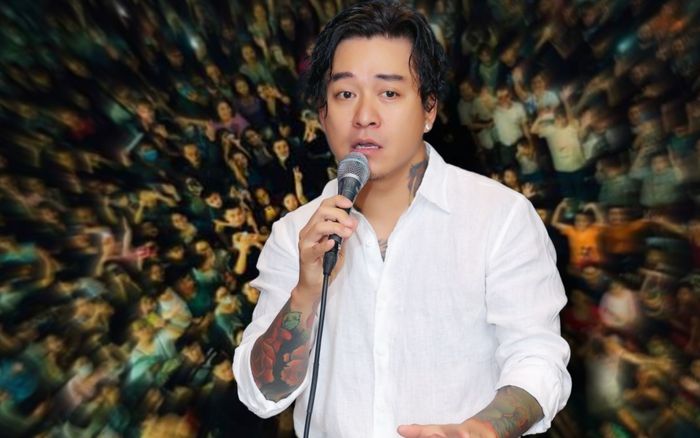 Hàng trăm người vây kín sân nhà Tuấn Hưng trong đêm tối: Chuyện gì đây?