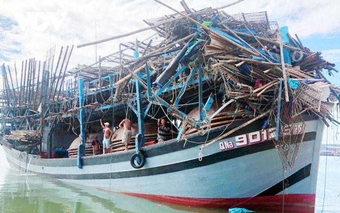 Quảng Nam: 2 tàu cá bị sóng lớn đánh chìm, 13 ngư dân mất tích