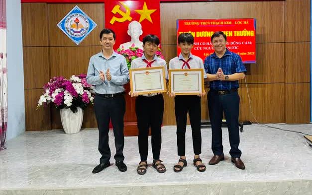 Dũng cảm cứu người đuối nước, 2 nam sinh lớp 7 nhận bằng khen của Chủ tịch tỉnh