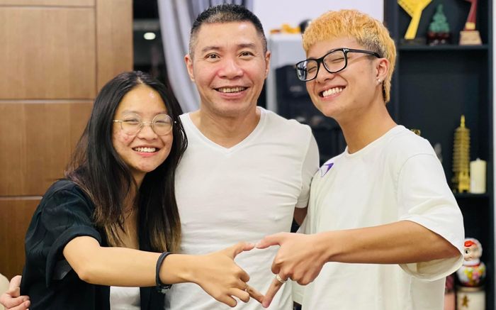 NSND Công Lý hạnh phúc khi các con đến thăm, diện mạo 2 nhóc tỳ gây chú ý