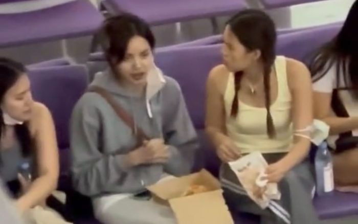 Khoảnh khắc Lisa cởi khẩu trang thưởng thức đồ ăn Việt gây sốt, mặt mộc thế nào?