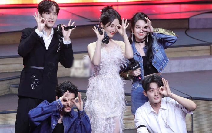 Concert Trường Tương Tư bị chê tơi tả, fan đòi trả lại tiền