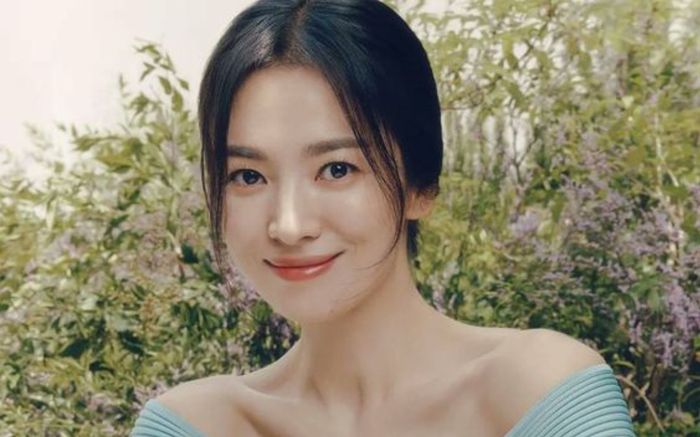 Song Hye Kyo công khai thân mật với nửa kia, còn để lộ luôn danh tính đối phương