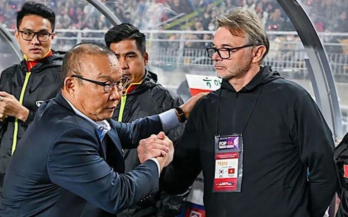 'HLV Park chỉ có thể cười nhẹ để kìm nén cảm xúc khi Việt Nam thua 0-6'