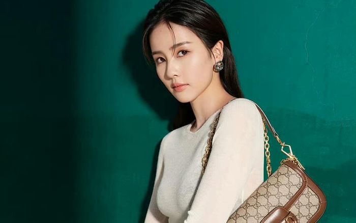 Diện hàng hiệu, Bạch Lộc vẫn bị chê 'phèn', tạo dáng đơ như tượng sáp