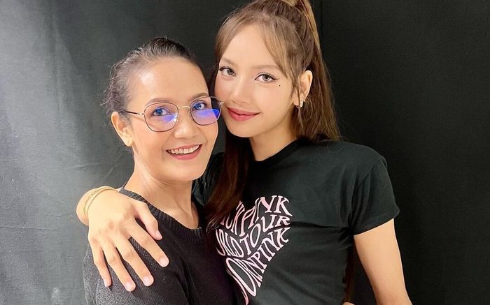 Mẹ ruột Lisa nhận hàng loạt chỉ trích, phải khóa trang cá nhân