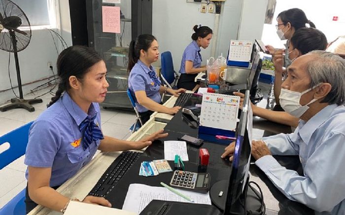 Người dân nhộn nhịp ra vào Ga Sài Gòn ngày đầu mở bán vé Tết Nguyên đán 2024