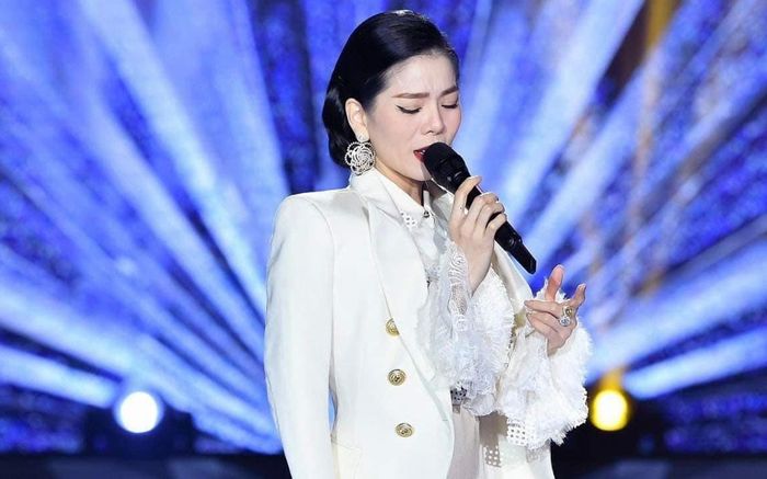 Lệ Quyên bị 'quay lén' khi diễn phòng trà, khán giả nhận xét về giọng hát thật