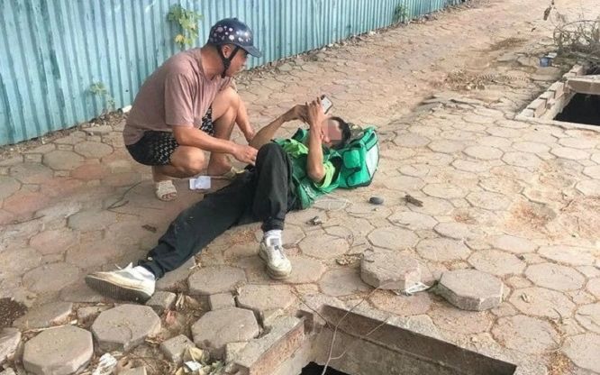 Cả nam shipper lẫn xe máy 'chui tọt' xuống hố gas trên vỉa hè Hà Nội