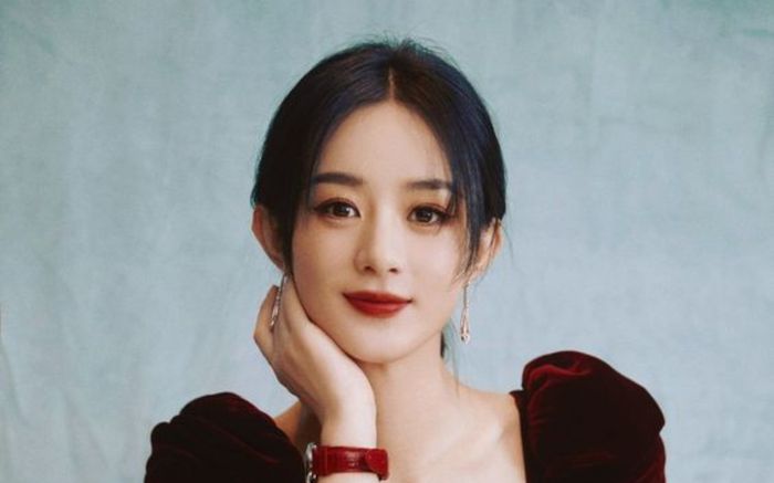 Triệu Lệ Dĩnh lộ ảnh thân mật với trai lạ, Vương Nhất Bác đã hết cơ hội?