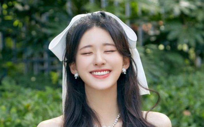 Triệu Lộ Tư dùng tin vui để trấn an fans sau cuộc hỗn chiến