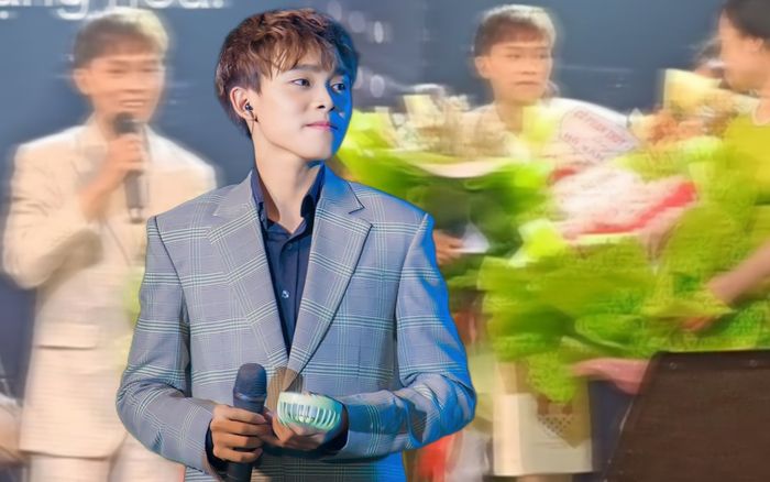 Khán giả tặng tiền, vàng trên sân khấu, Hồ Văn Cường: 'Mấy cô cho con thở xíu'