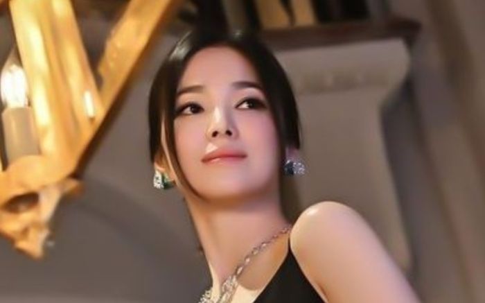 Song Hye Kyo bị bắt gặp mặc áo đôi với người cũ, khán giả tiếc thay Lee Min Ho