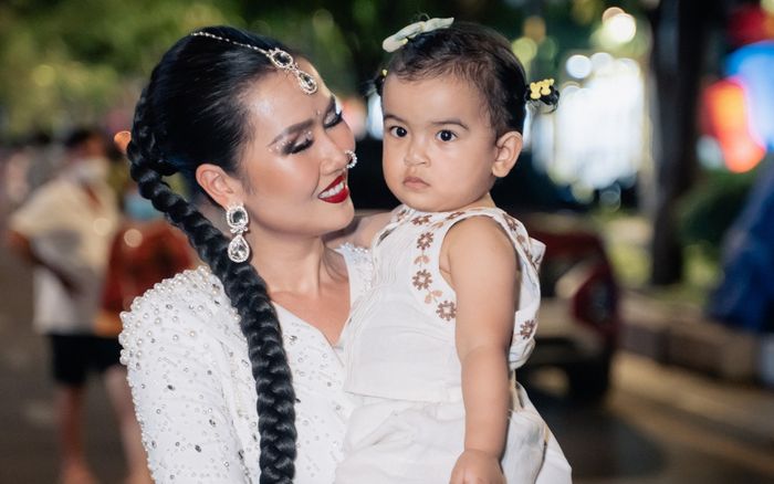 Võ Hạ Trâm khoe clip con gái lai Ấn hát ca, dân mạng chỉ ra điểm giống hệt mẹ