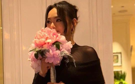 Mai Ngô bắt hoa cưới trong hôn lễ Thanh Hằng: 'Sao tới nhanh vậy'