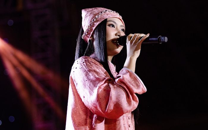 Phương Mỹ Chi mang 'đồ nghề' ra sân khấu, khán giả phản ứng bất ngờ