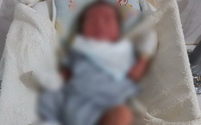 Bé trai sơ sinh bị bỏ rơi ở nơi không thể ngờ đến