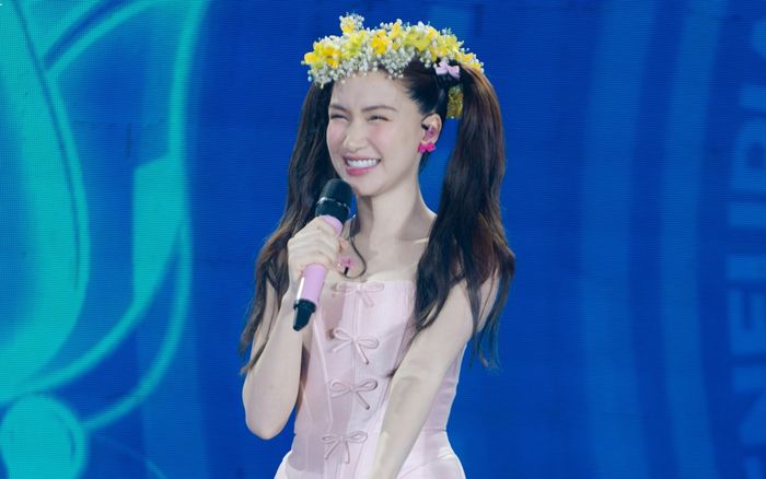 Khán giả lên sân khấu tiết lộ bí mật của Hòa Minzy khiến nữ ca sĩ mất bình tĩnh