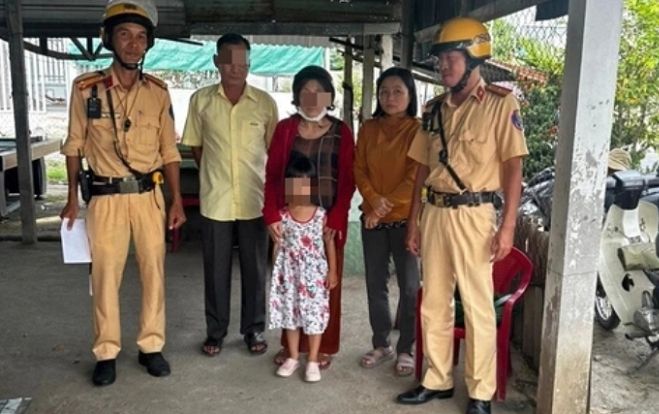 Bé gái đi cùng ông ngoại quanh khu vui chơi, cảnh sát tìm thấy ở nơi không ngờ