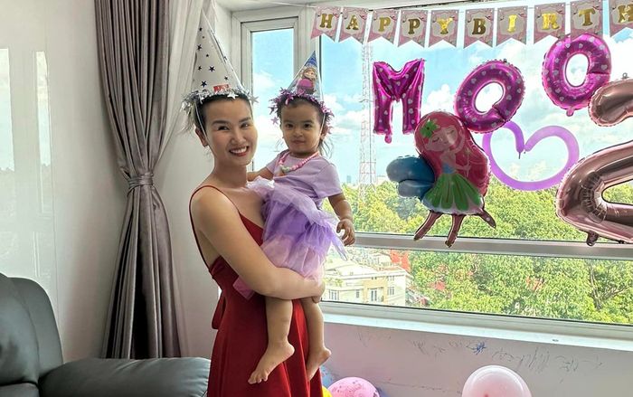 Võ Hạ Trâm ngỡ ngàng phát hiện ái nữ nói được 'ba thứ tiếng'