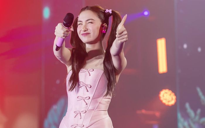 Thấy Hòa Minzy chỉa micro nhờ hát, phản ứng khán giả khiến ai cũng bất ngờ