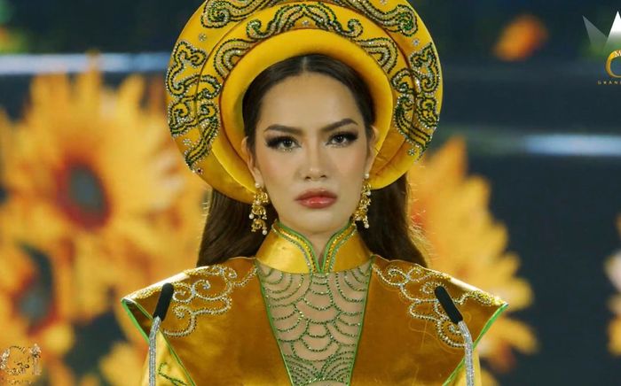 Lê Hoàng Phương nghẹn lòng thuyết trình bằng tiếng Anh: 'Làm ơn trả lại hòa bình cho nhân loại'