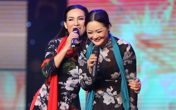 Cùng song ca bài hát 'Chờ người' nổi tiếng, Phi Nhung và Như Quỳnh khiến dân mạng khó xử