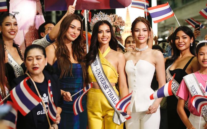 Đại diện Thái Lan lên đường thi Miss Universe, sân bay 'vỡ trận' bởi người hâm mộ