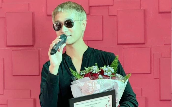 Hà An Huy - quán quân Vietnam Idol được chào đón rần rần khi về trường