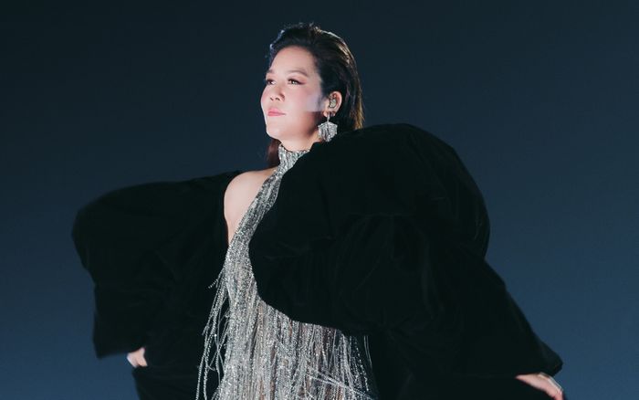 Ca sĩ Thu Phương gặp sự cố trang phục, khệ nệ với bộ váy 15kg nhưng phong độ 'chị đẹp' vẫn rất sang