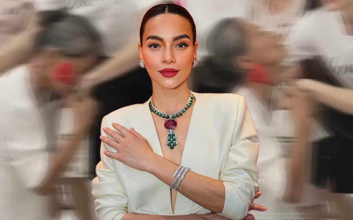 Hồ Ngọc Hà bị một cụ già liên tục ôm hôn, phản ứng nữ ca sĩ gây bất ngờ