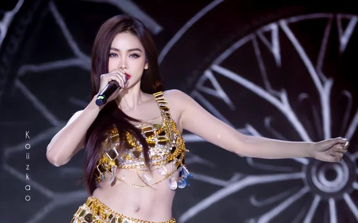 Engfa Waraha bùng nổ với '2 phút hơn' trên sân khấu Việt Nam, dân mạng phản ứng ra sao?