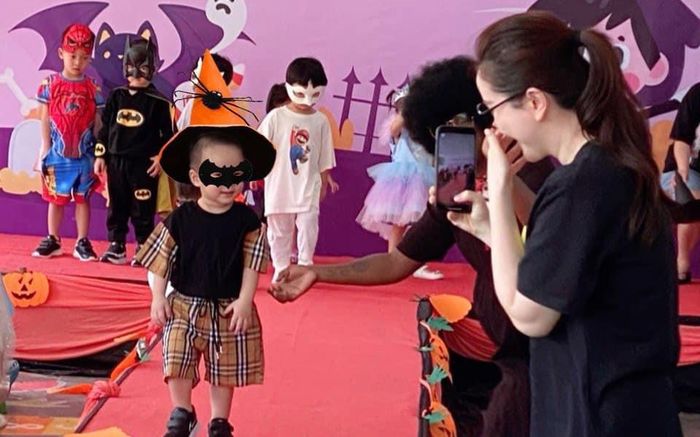 Bảo Thy cười đến 'nội thương' khi thấy quý tử làm điều này trước đám đông