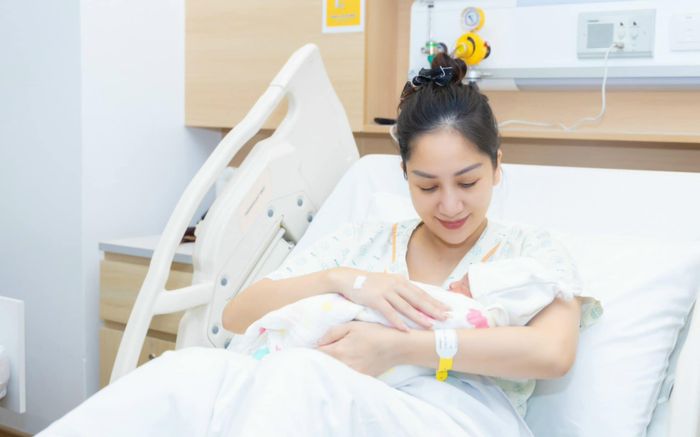 Khánh Thi liên tiếp gặp vấn đề sức khỏe sau sinh, có dấu hiệu trầm cảm