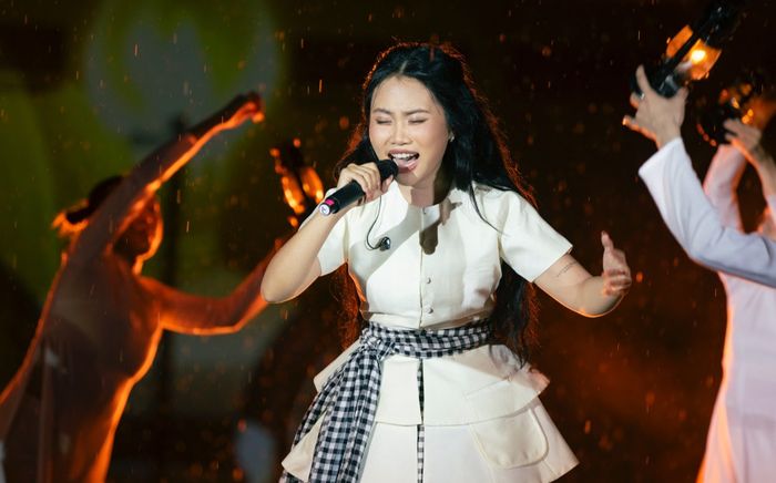 Phương Mỹ Chi bị nhận xét hát không rõ lời, dân mạng phản ứng ra sao?