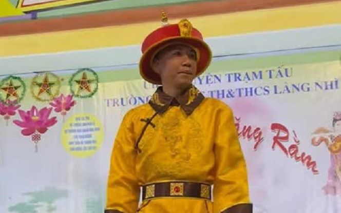 Vụ Phú Lê mặc phản cảm trao quà Trung thu: Nhà trường nhận trách nhiệm