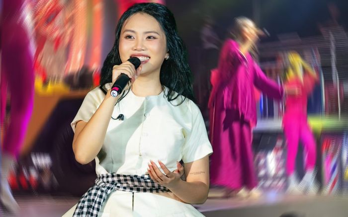 Phương Mỹ Chi là nữ ca sĩ duy nhất của Vpop dám làm điều này khi diễn trong bar?