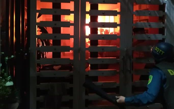 Căn nhà bốc cháy dữ dội lúc nửa đêm, 3 người mắc kẹt được giải cứu thành công