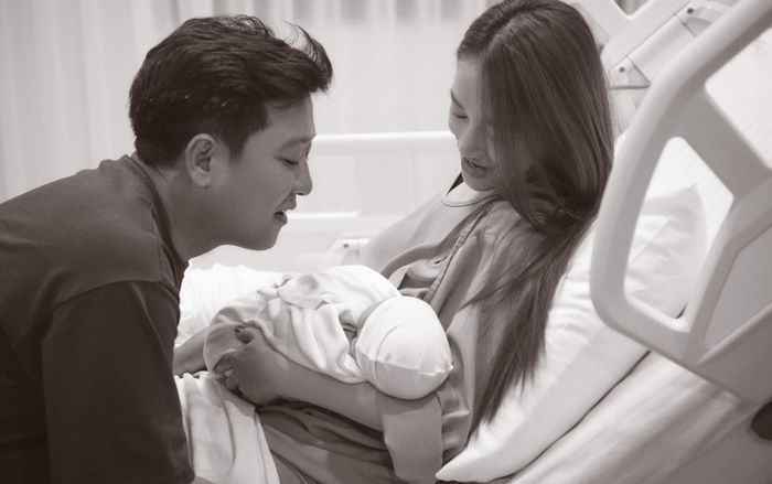 Nhã Phương chính thức hạ sinh nhóc tỳ thứ hai, hé lộ những hình ảnh đầu tiên