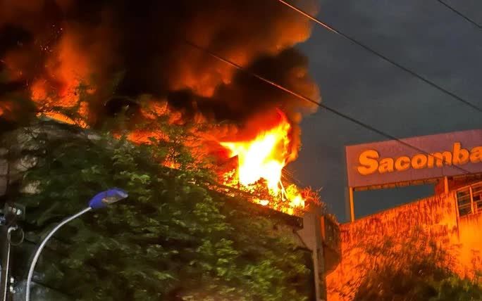 TP.HCM: Cháy lớn ở cửa hàng mỹ phẩm trong đêm, nhiều người hoảng loạn tháo chạy