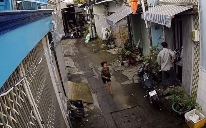 Bé trai 9 tuổi vừa khóc vừa chạy bộ đuổi theo gã đàn ông giật điện thoại