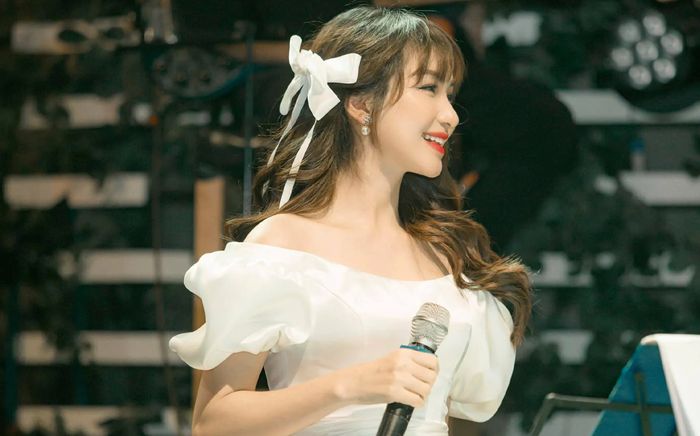 Hòa Minzy công khai gọi một nam ca sĩ là 'hoàng tử': Danh tính gây bất ngờ!