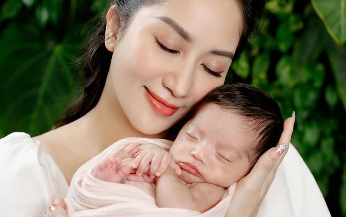 Con gái út 1 tháng tuổi nhà Khánh Thi siêu đáng yêu trong ảnh chụp gia đình
