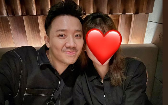 Trấn Thành công khai dẫn bạn gái đi ăn, danh tính tưởng lạ mà quen