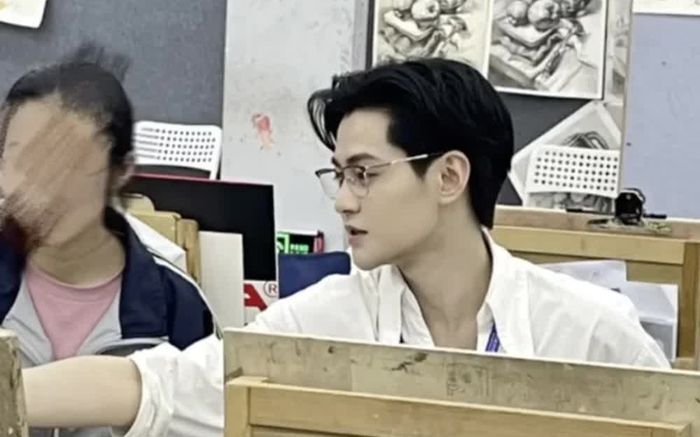 Nam giáo viên đẹp trai như nam thần nhưng phụ huynh vừa gặp đã lần lượt xin chuyển lớp cho con